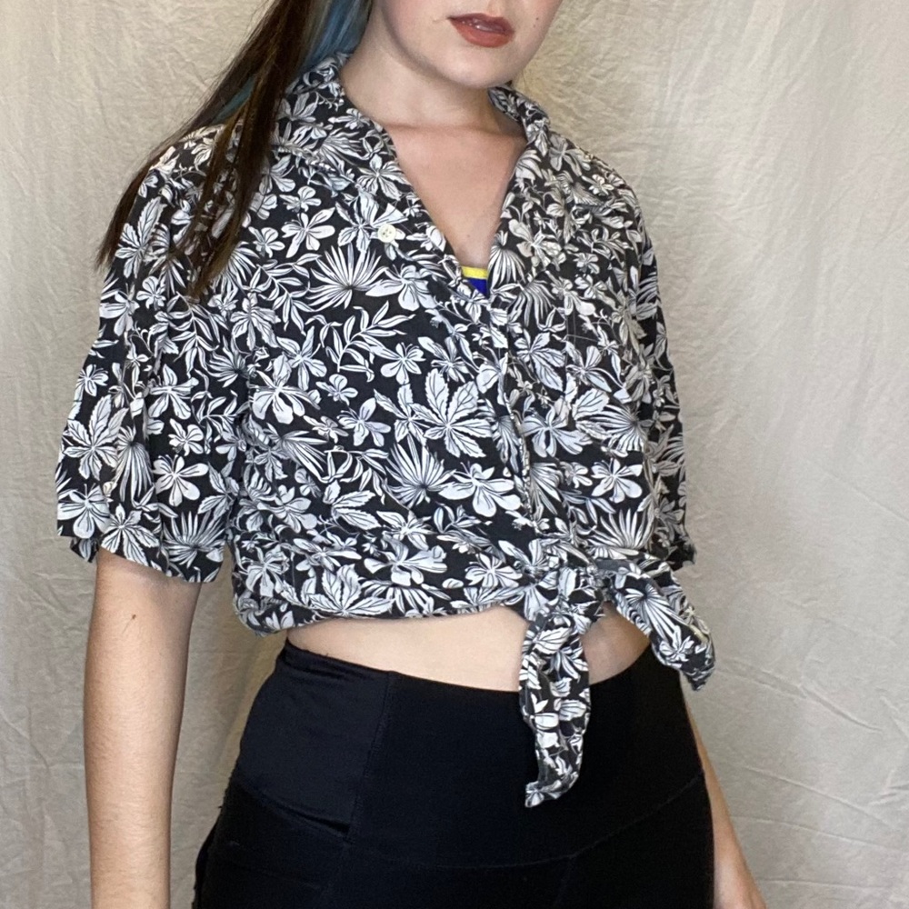 Hawaiian Style Button up Top Size Large